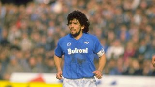 Maradonapoli: Maradona durante una partita disputata con la maglia del Napoli