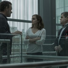 The Circle: Tom Hanks, Patton Oswalt ed Emma Watson in una scena del film