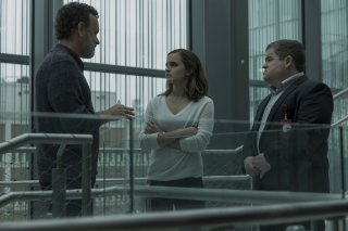 The Circle: Tom Hanks, Patton Oswalt ed Emma Watson in una scena del film