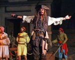 Johnny Depp sorprende i fan a Disneyland per promuovere Pirati dei Caraibi