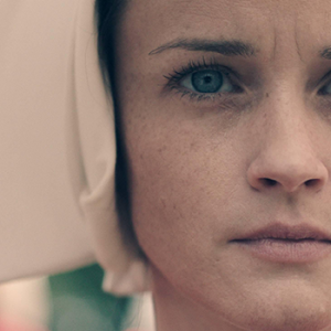 The Handmaid's Tale: Alexis Bledel in una scena dell'episodio Offred