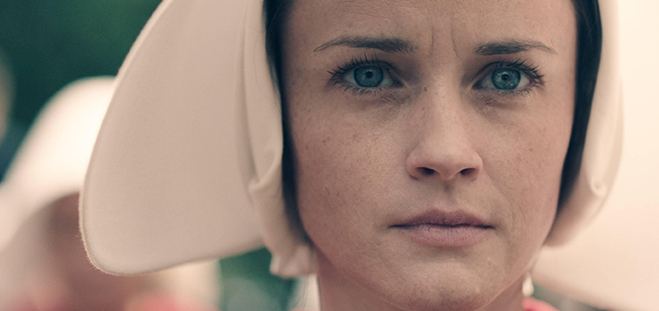 The Handmaid's Tale: Alexis Bledel in una scena dell'episodio Offred