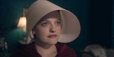 The Handmaid's Tale: Elisabeth Moss nell'episodio Offred