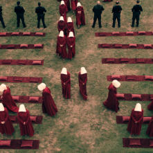 The Handmaid's Tale: una scena dell'episodio Offred