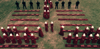 The Handmaid's Tale: una scena dell'episodio Offred