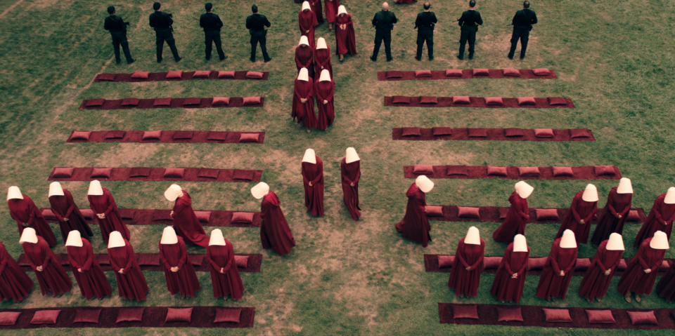 The Handmaid's Tale: una scena dell'episodio Offred