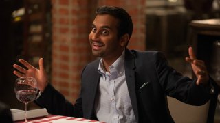 Master of None: Aziz Ansari in una scena della seconda stagione