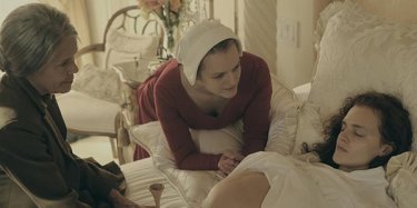 The Handmaid's Tale: una scena dell'episodio Birth Day