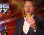 Guardiani della Galassia: Chris Pratt risolve un cubo di Rubik durante un'intervista