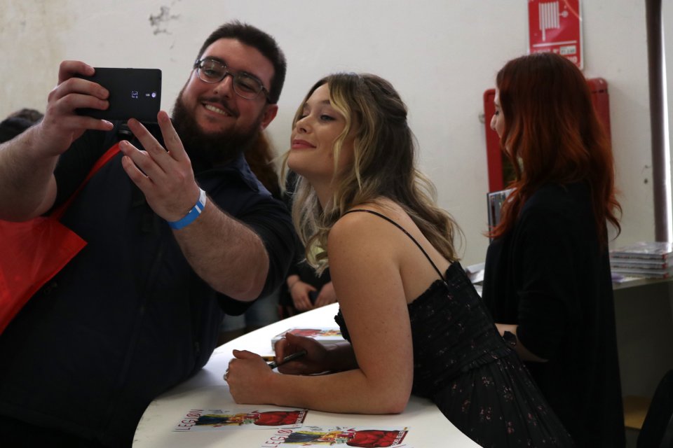 Comicon 2017: Rachel Keller fa un selfie con un fann i