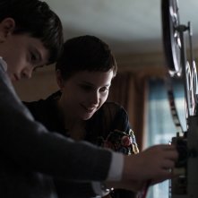 7 minuti dopo la mezzanotte: Lewis MacDougall e Felicity Jones in una scena del film