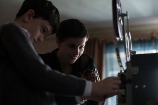 7 minuti dopo la mezzanotte: Lewis MacDougall e Felicity Jones in una scena del film