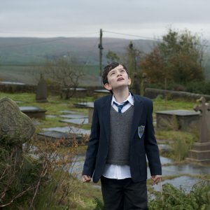 7 minuti dopo la mezzanotte: Lewis MacDougall in un momento del film