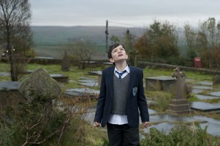7 minuti dopo la mezzanotte: Lewis MacDougall in un momento del film