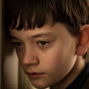 7 minuti dopo la mezzanotte: Lewis MacDougall in una scena del film