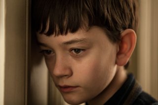 7 minuti dopo la mezzanotte: Lewis MacDougall in una scena del film