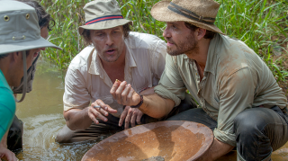Gold - La grande truffa: Matthew McConaughey ed Edgar Ramirez in una scena del film
