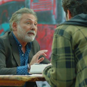 I peggiori: Francesco Paolantoni e Lino Guanciale (di spalle) in una scena del film