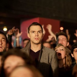 Nicholas Hoult in una scena di Kill Your Friends