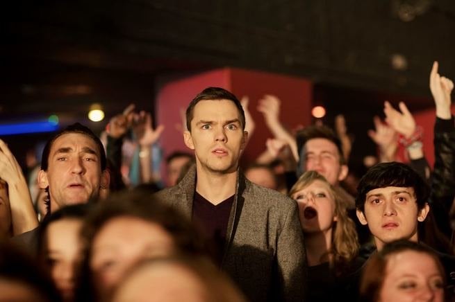 Nicholas Hoult in una scena di Kill Your Friends