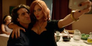 La notte che mia madre ammazzò mio padre: Patricia Montero e Diego Peretti in una scena del film
