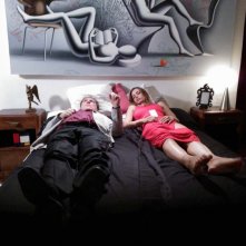 My Italy: un'immagine del film con due dei protagonsiti stesi sul letto