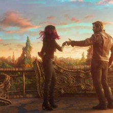 Guardiani della Galassia Vol. 2: Gamora e Peter ballano in una foto del film