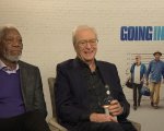 Morgan Freeman e Michael Caine, rapine da Oscar in Insospettabili Sospetti: tra Ritorno al futuro e autoironia