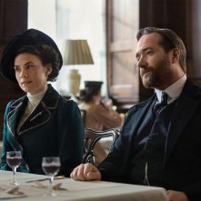 Howards End: Hayley Atwell e Matthew Macfadyen nella prima foto della miniserie