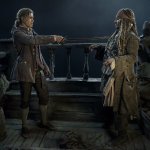 Pirati dei Caraibi: La vendetta di Salazar, Johnny Depp e Brenton Thwaites in una scena del film