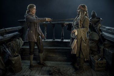 Pirati dei Caraibi: La vendetta di Salazar, Johnny Depp e Brenton Thwaites in una scena del film