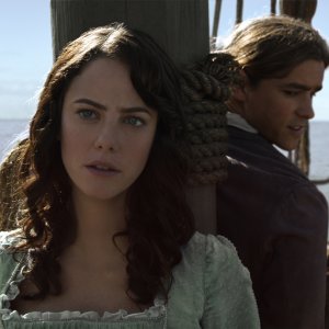 Pirati dei Caraibi: La vendetta di Salazar, Kaya Scodelario e Brenton Thwaites in una scena del film