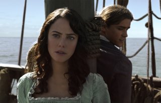 Pirati dei Caraibi: La vendetta di Salazar, Kaya Scodelario e Brenton Thwaites in una scena del film