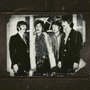 The Beatles: Sgt. Pepper and Beyond, una foto d'epoca in cui sono ritratti i Fab Four