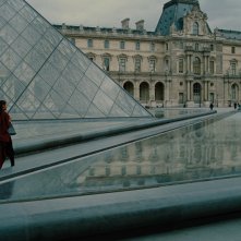 Wonder Woman: Gal Gadot accanto al Louvre in una scena del film