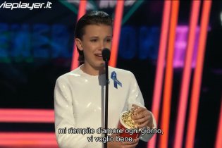 Stranger Things: Millie Bobby Brown (Eleven) ritira il premio agli MTV Awards
