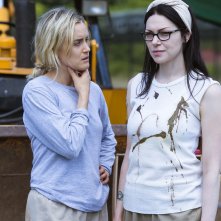Orange Is The New Black: una foto di Taylor Schilling e Laura Prepon