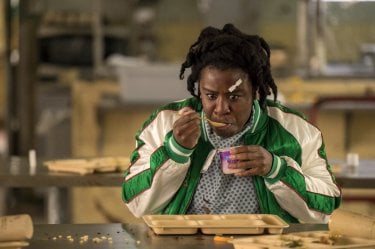 Orange Is The New Black: Uzo Aduba in una foto della quinta stagione