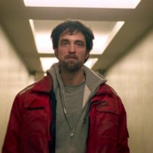 Good Time: Robert Pattinson confuso in una scena del film