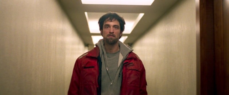 Good Time: Robert Pattinson confuso in una scena del film