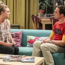 The Big Bang Theory: Kaley Cuoco e Jim Parsons in una scena del finale della decima stagione