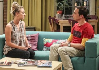 The Big Bang Theory: Kaley Cuoco e Jim Parsons in una scena del finale della decima stagione