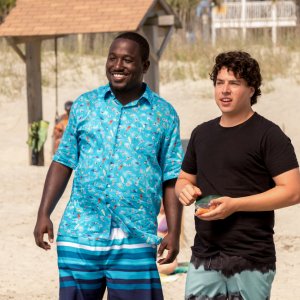 Baywatch: Hannibal Buress e Jon Bass in una scena del film