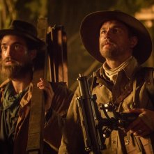 Civiltà perduta: Robert Pattinson e Charlie Hunnam in una scena del film