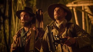 Civiltà perduta: Robert Pattinson e Charlie Hunnam in una scena del film