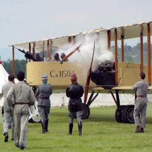 Noi eravamo: un aereo in fumo in una scena del film