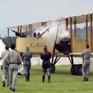 Noi eravamo: un aereo in fumo in una scena del film