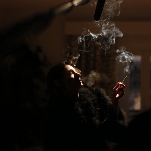 Barbara: Jeanne Balibar fuma in una scena