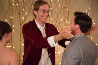 Tavolo n. 19: Stephen Merchant in una scena del film