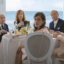Happy End: Isabelle Huppert, Toby Jones, Mathieu Kassovitz e il resto del cast in una scena